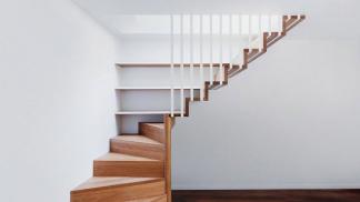 Как построить лестницу на второй этаж с забежными ступенями Монтаж поворотной лестницы с забежными ступенями